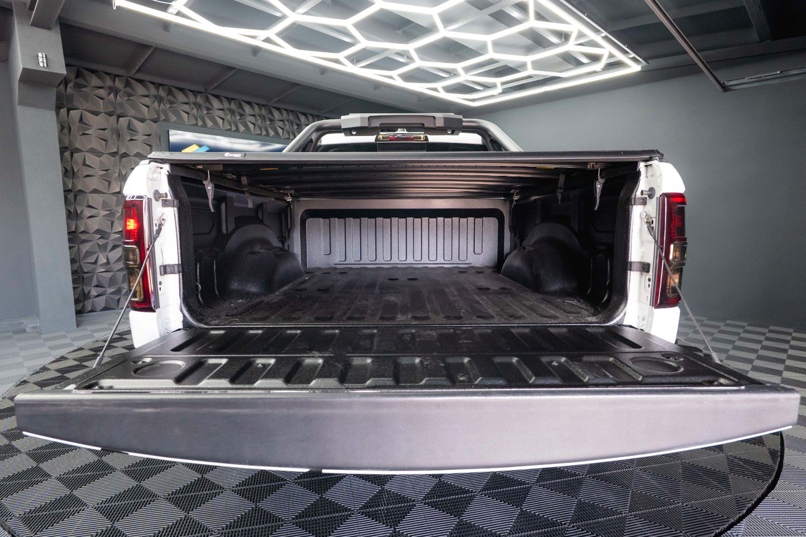 Fahrzeugabbildung Dodge RAM 5.7 V8 HEMI 4x4 OFFROAD Night-Paket LONGBED