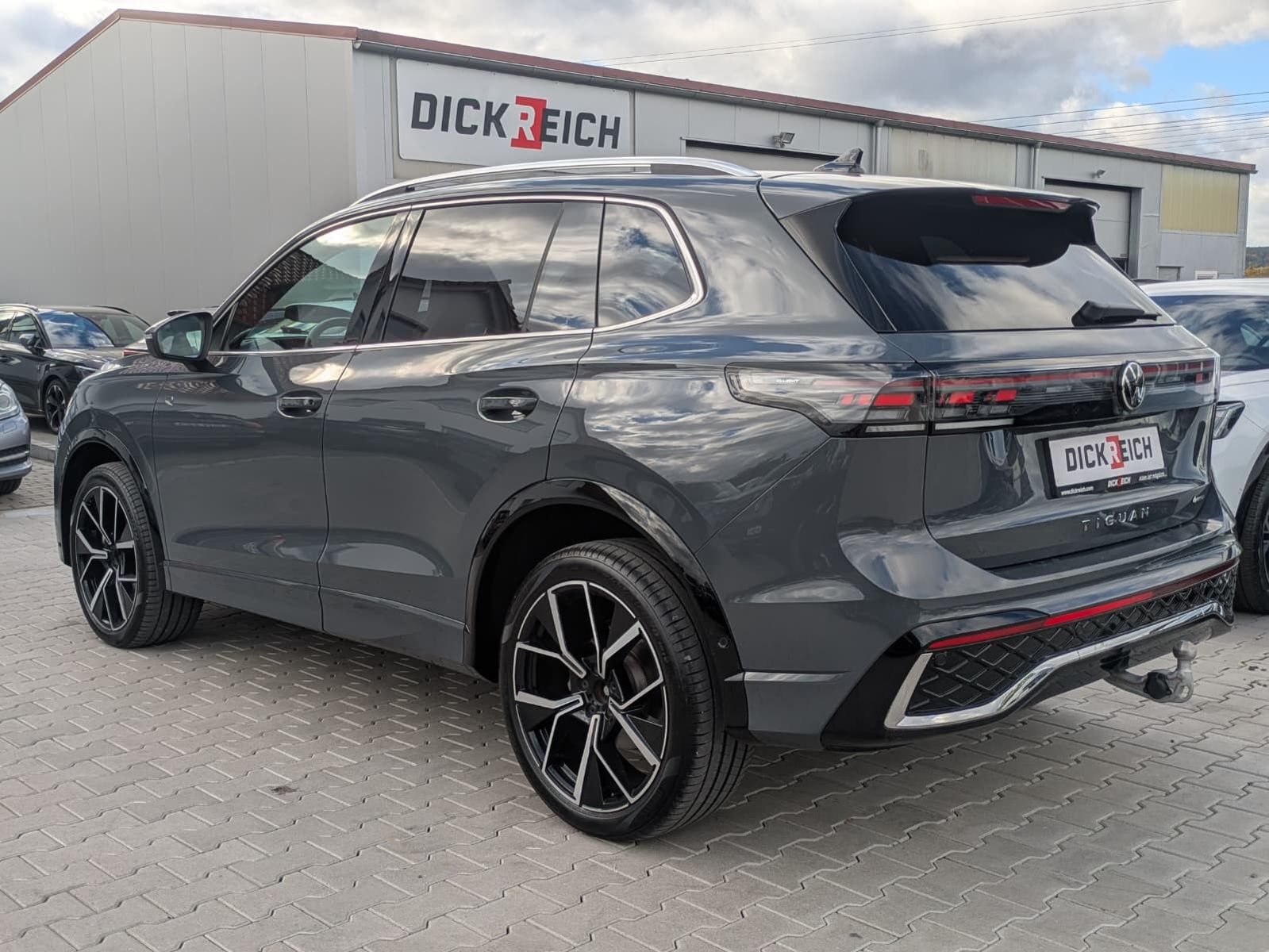 Fahrzeugabbildung Volkswagen Tiguan 2.0 TDI 4M R-Line PANO*H&K*AHK*MATRIX*20"