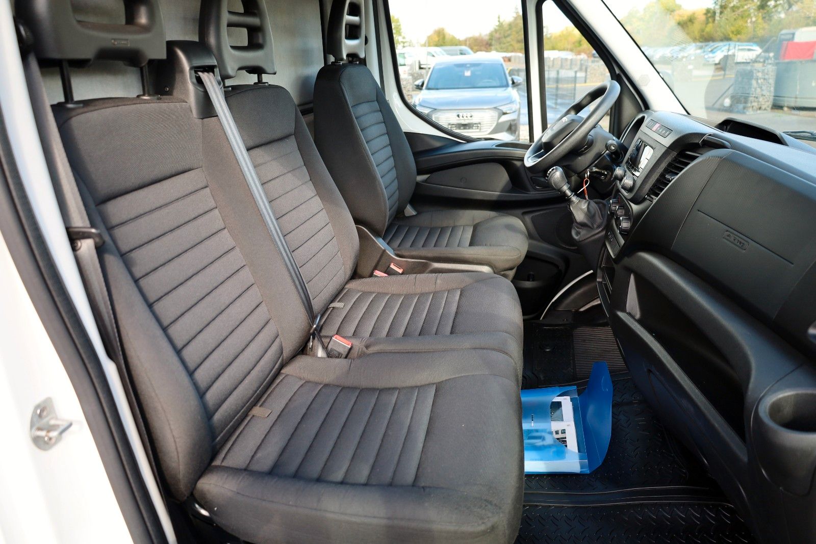 Fahrzeugabbildung Iveco Daily 35C16 ,Daily,KOFFER / LBW-6, Ladebordwand