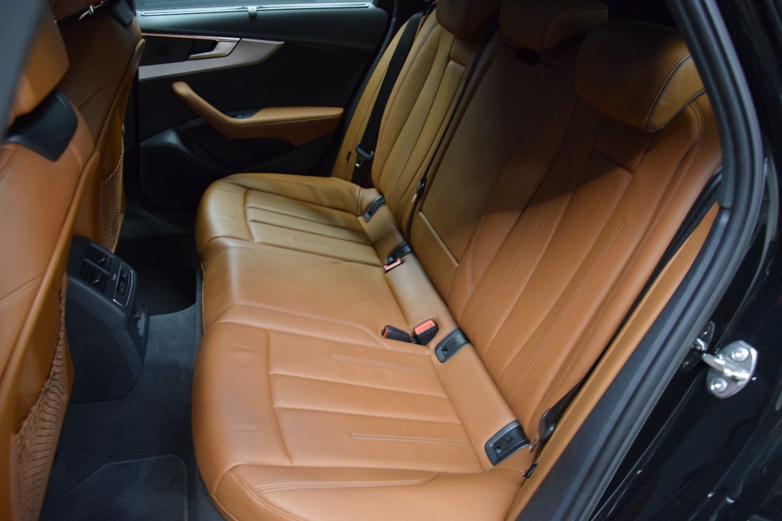 Fahrzeugabbildung Audi A4 Avant 40 TDI S line MATRIX 3-Zonen ACC