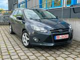 Ford Focus 1.6/TÜV NEU+TEMP.+AHK+KLIMA+PDC+SHZ - Ford Focus mit Benzin-Antrieb: Kombi, 1.6