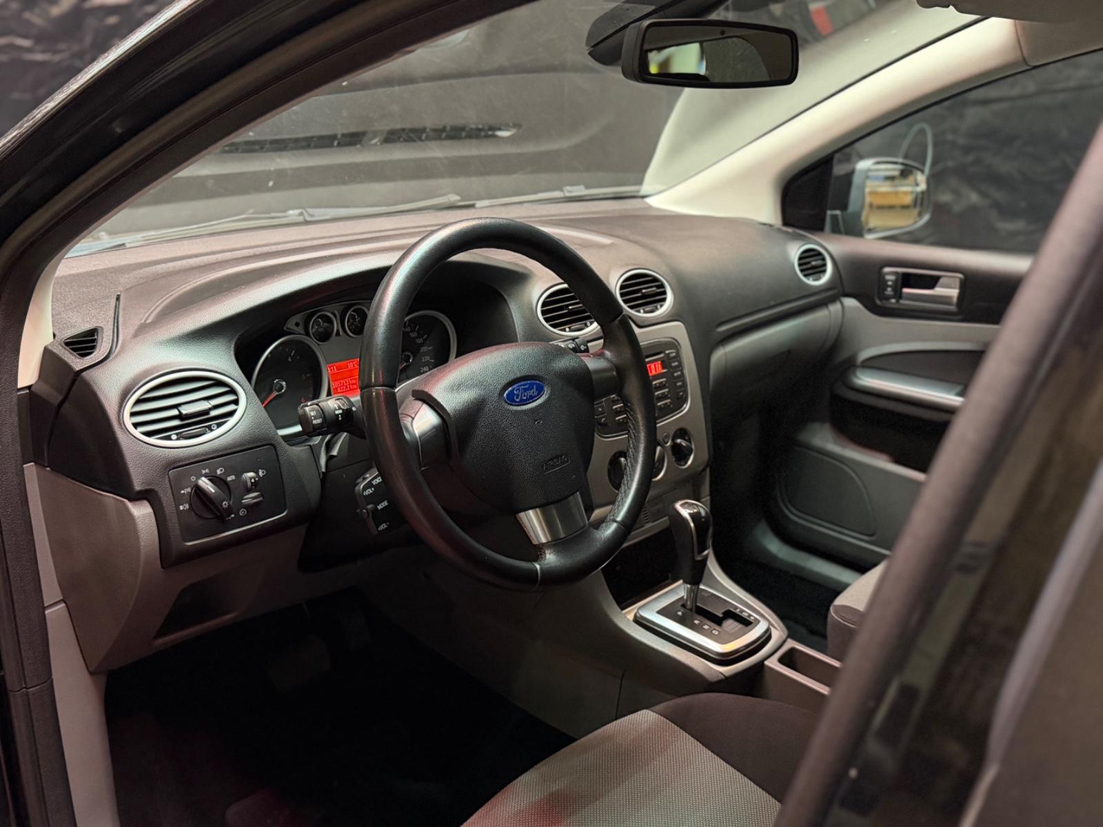 Ford Focus 2010 — photo 15