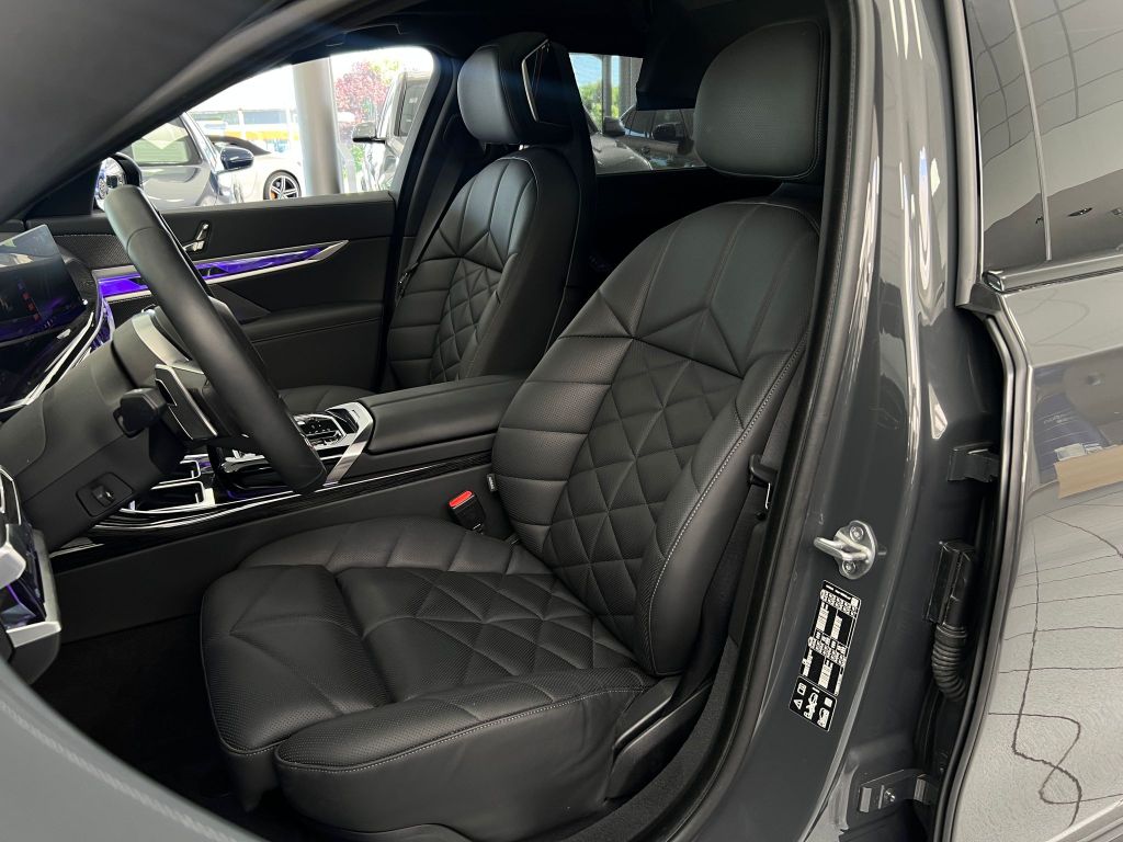 BMW 740 d xDrive M-Sport PANO-SKY*THEATRE*B&W*STHZG*