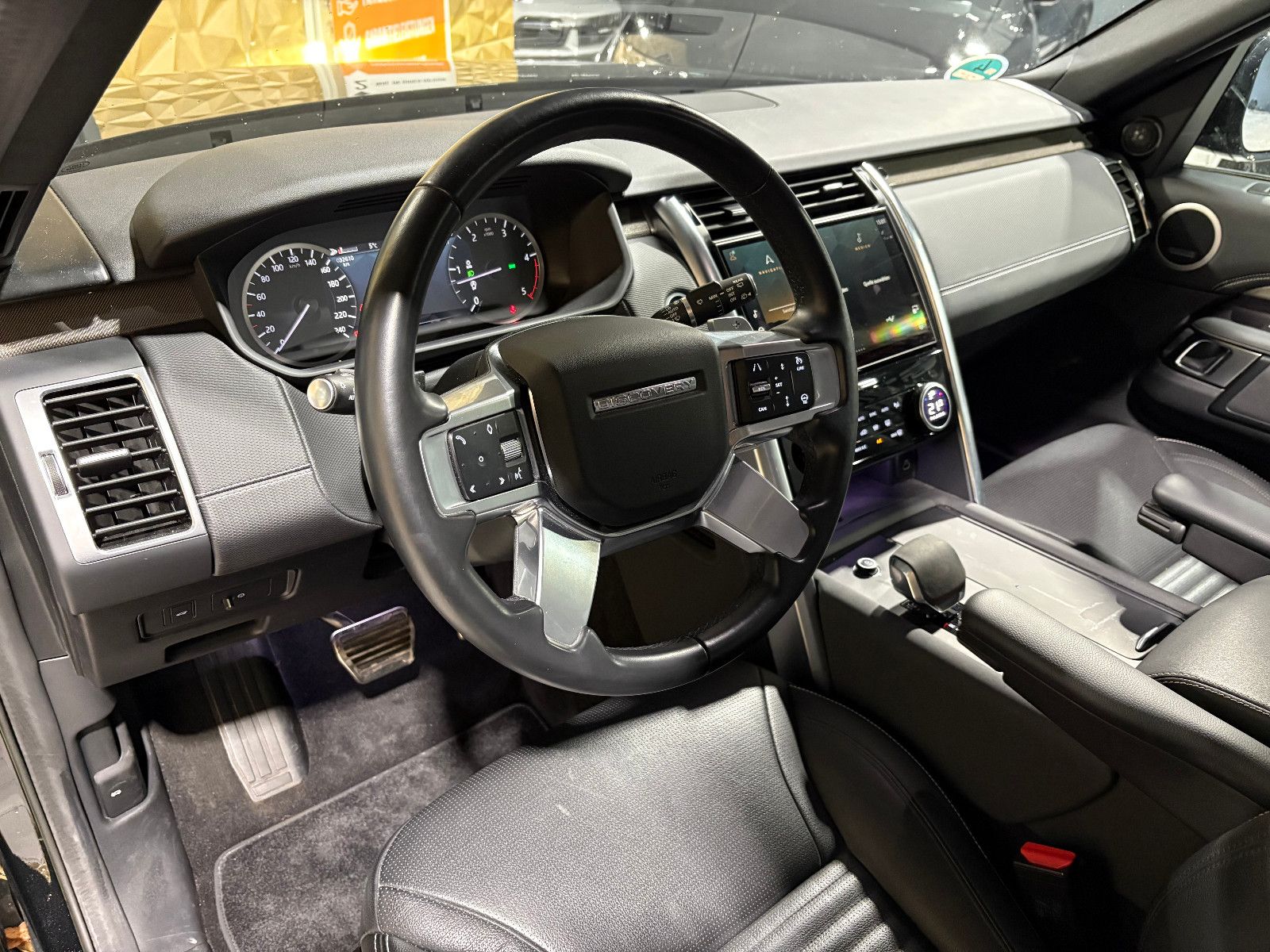 Fahrzeugabbildung Land Rover Discovery 5 R-Dynamic SE AWD/7-SITZER/360''KAM