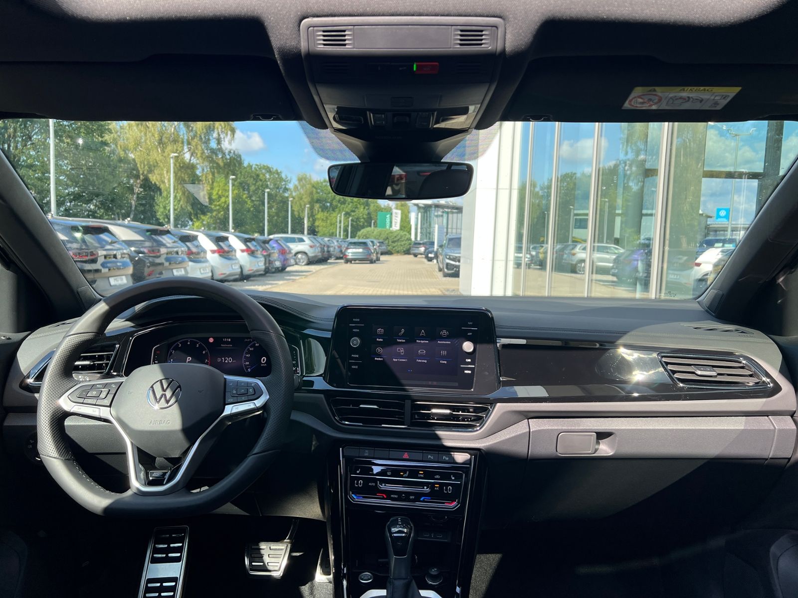Fahrzeugabbildung Volkswagen T-Roc R-Line 1.5 TSI DSG *AHK, Pano, Black Style