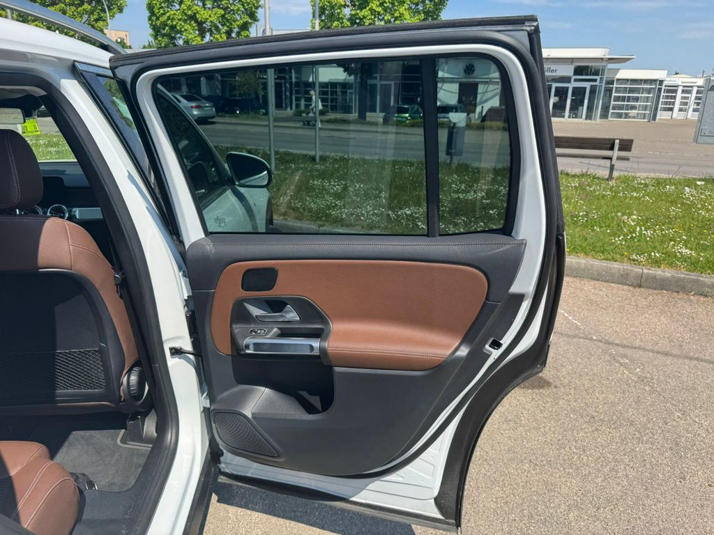 MERCEDES-BENZ GLB 200 32