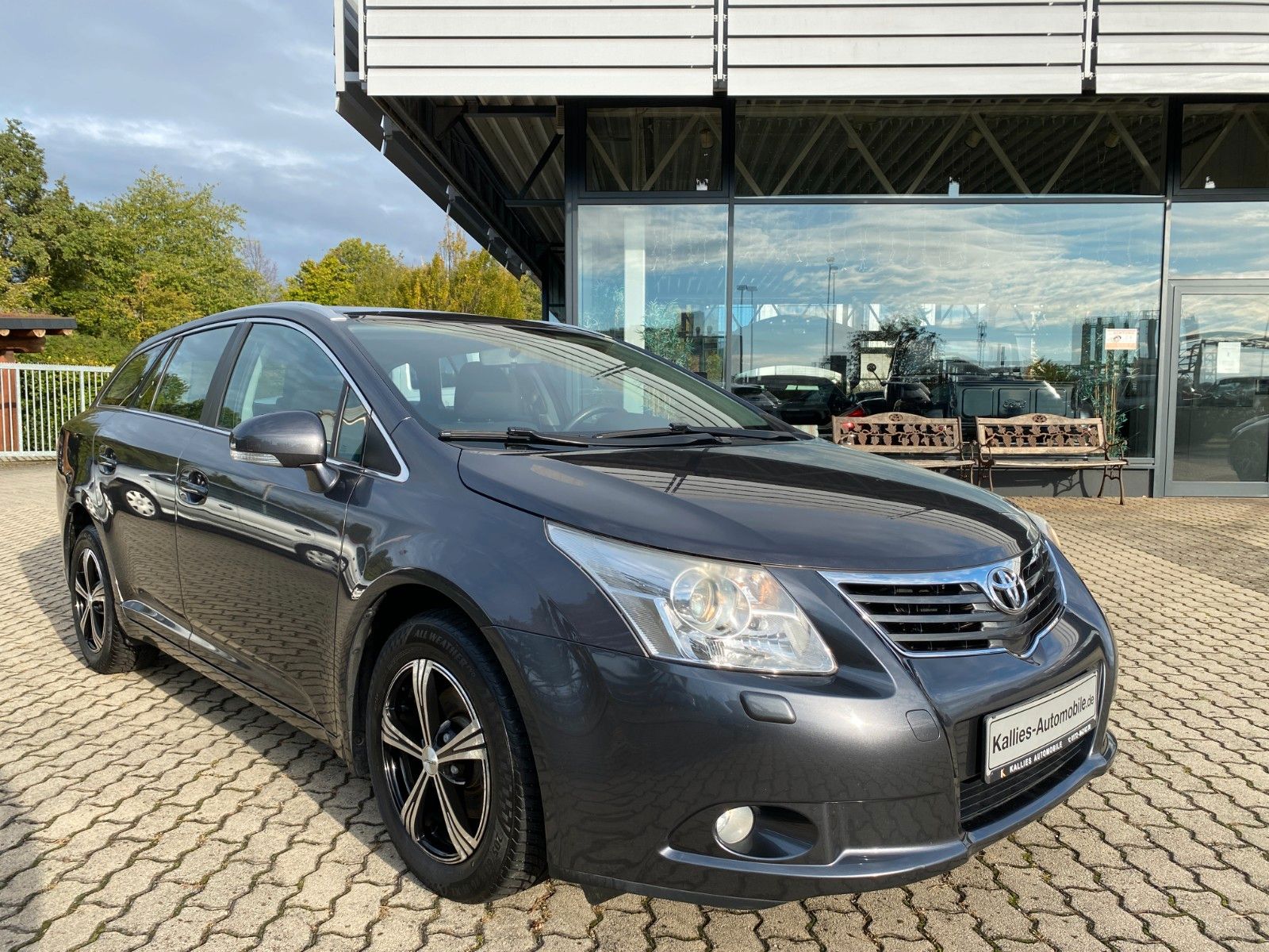 Fahrzeugabbildung Toyota Avensis 1.6 ALUF.+KLIMA+SHZ+ERSTBESITZ+TÜV-NEU