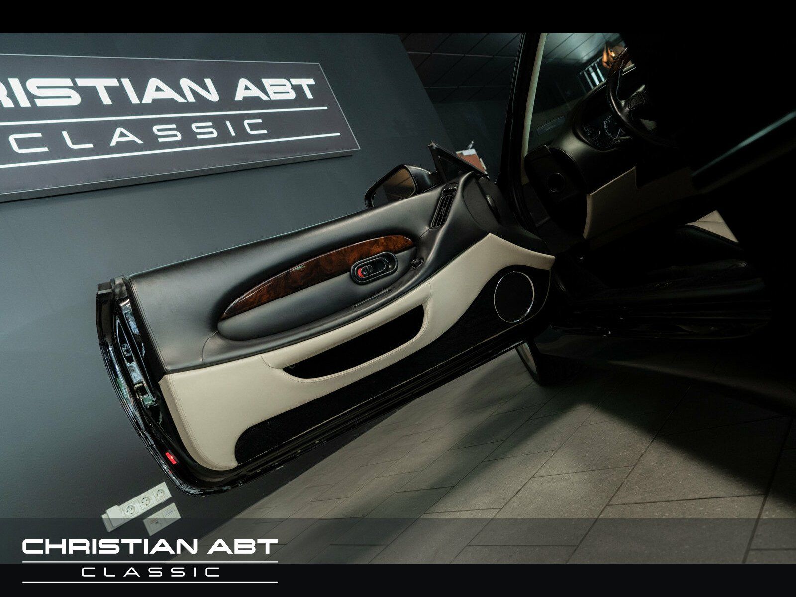 Fahrzeugabbildung Aston Martin Vantage V12