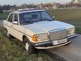 Mercedes-Benz 240D - weiße Mercedes-Benz 240
