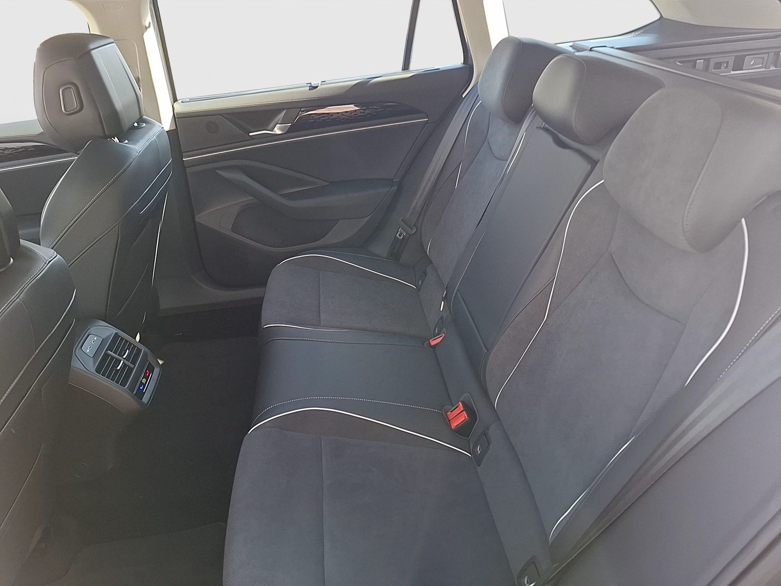 Fahrzeugabbildung Volkswagen Passat Variant TDI Elegance DSG Matrix AHK Navi
