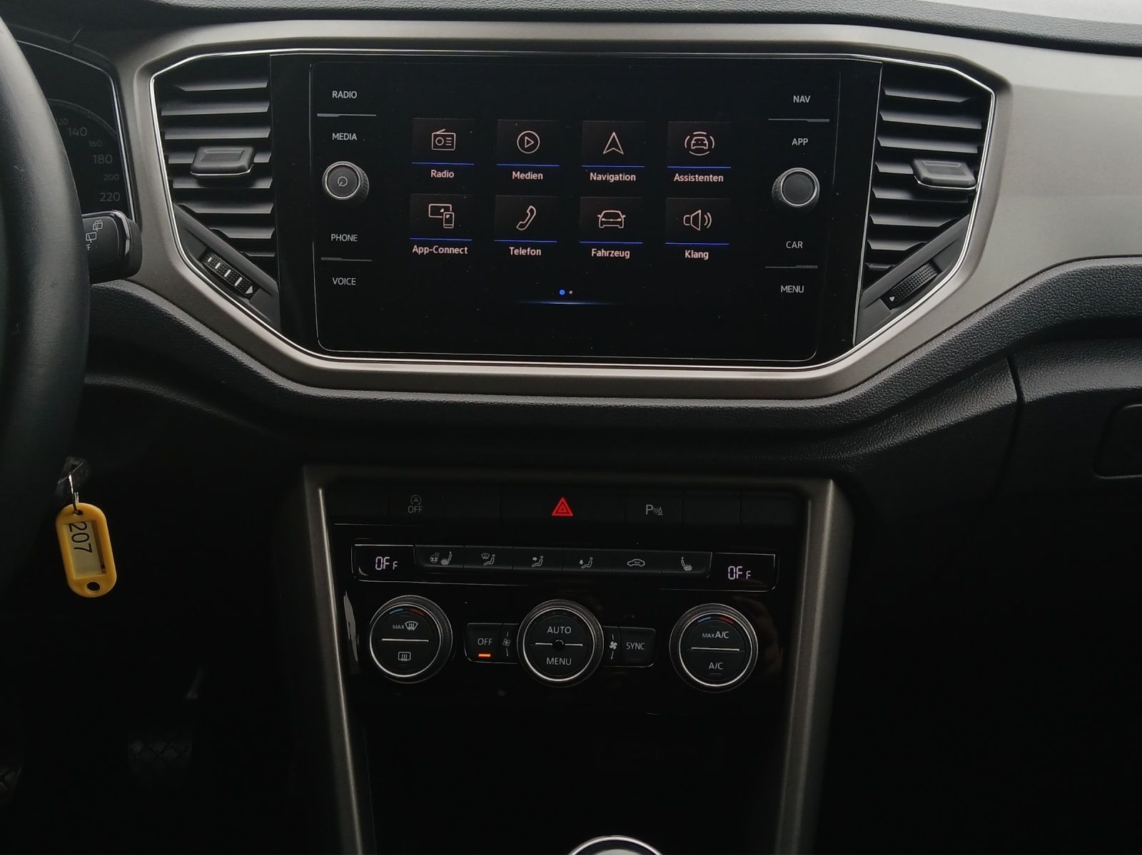 Fahrzeugabbildung Volkswagen T-Roc TSI Style LED AHK Navi ACC RFK SHZ