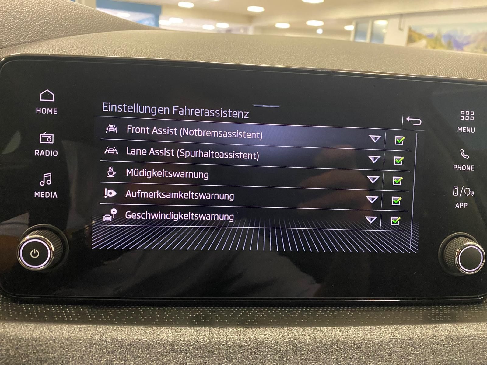 Fahrzeugabbildung SKODA Scala 1.0 TSI Selection APP+KLIMA+RFK+SITZHEIZ++