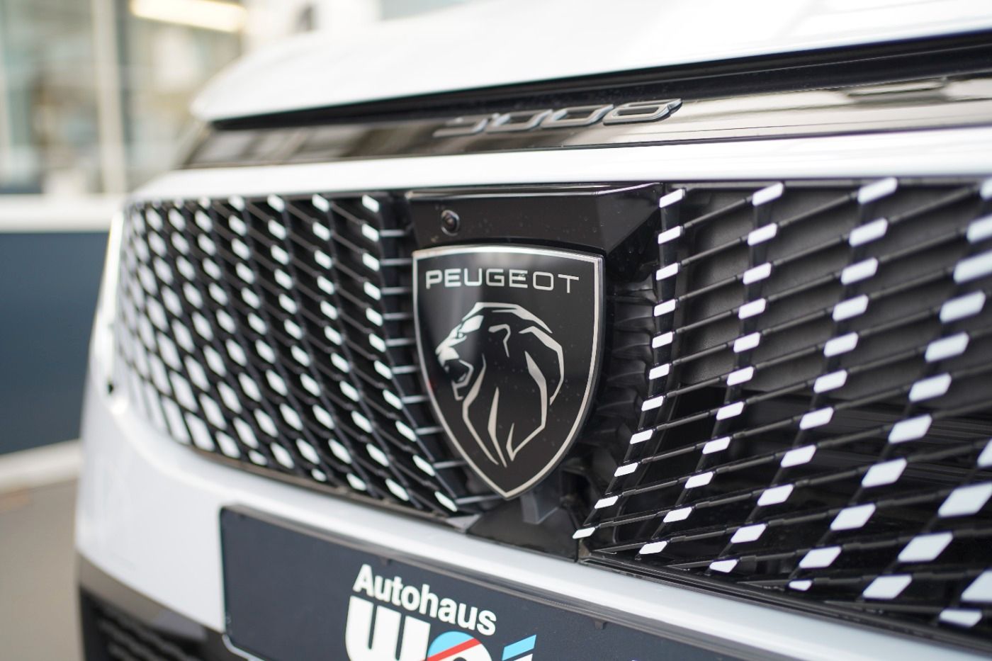 Fahrzeugabbildung Peugeot 5008 Allure Hybrid 145 e-DSC6 7 Sitzer Navi