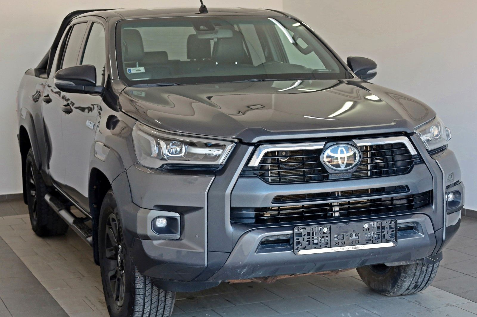 Fahrzeugabbildung Toyota Hilux 2.8 D-4D Invincible, Rollbügel, Rollo, AHK