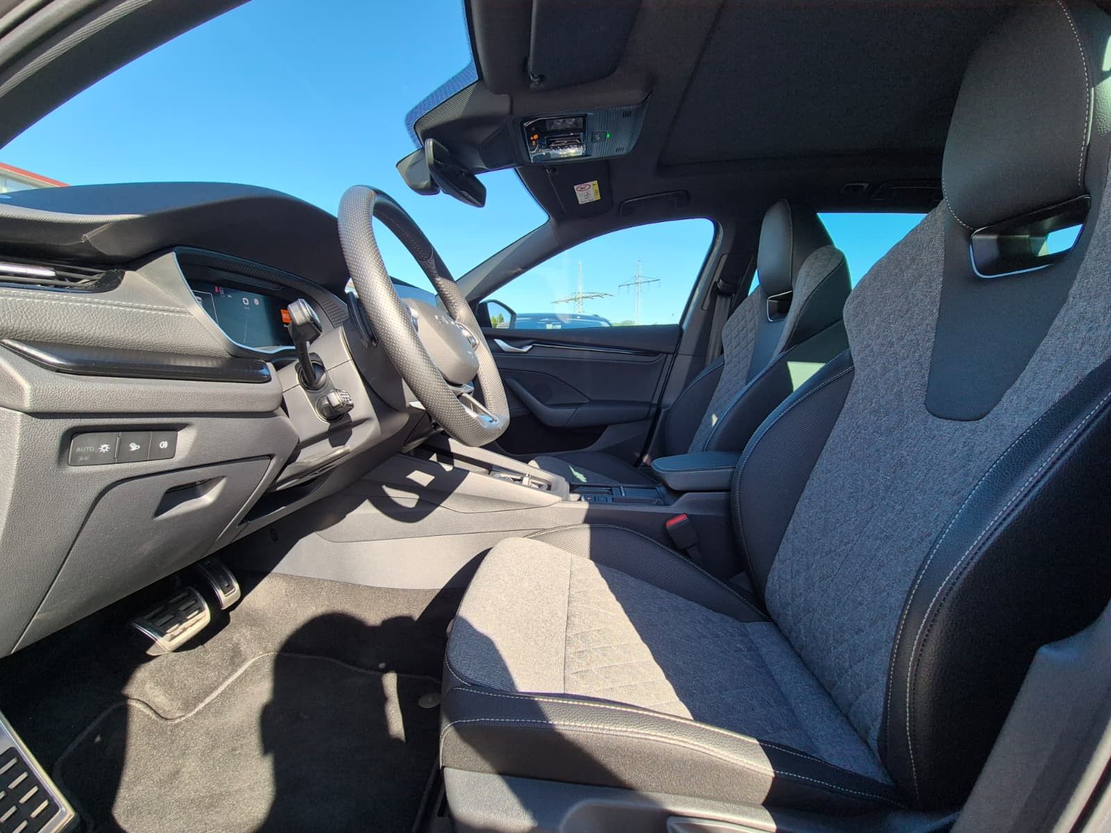 Fahrzeugabbildung SKODA Octavia 1.5 DSG Sportline PANO*MATRIX*AHK*5J.GAR