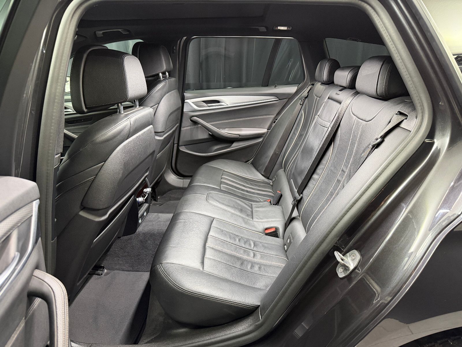 Fahrzeugabbildung BMW 540i Touring xDrive M Sport|HIFI|HuD|PANO|KEYLES