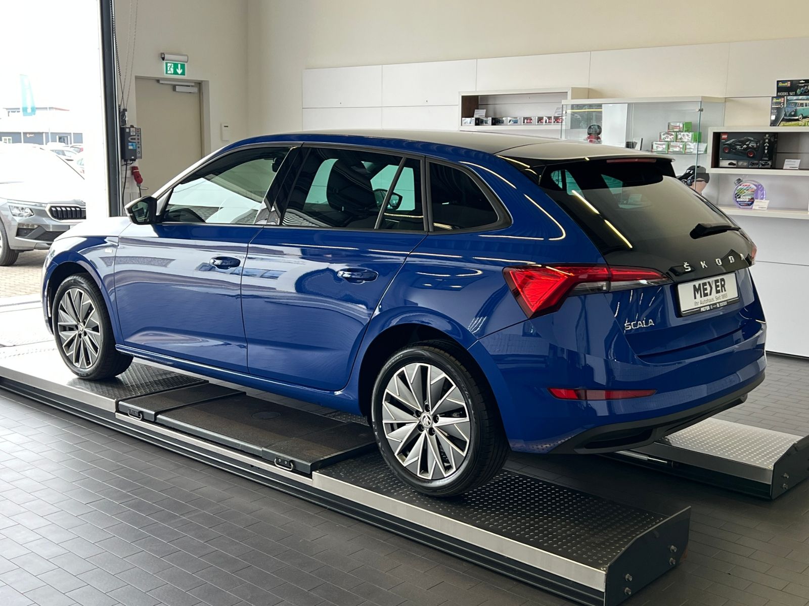 Fahrzeugabbildung SKODA Scala TOUR 1.0 TSI DSG *LED, Pano, Navi, 17"-LM*