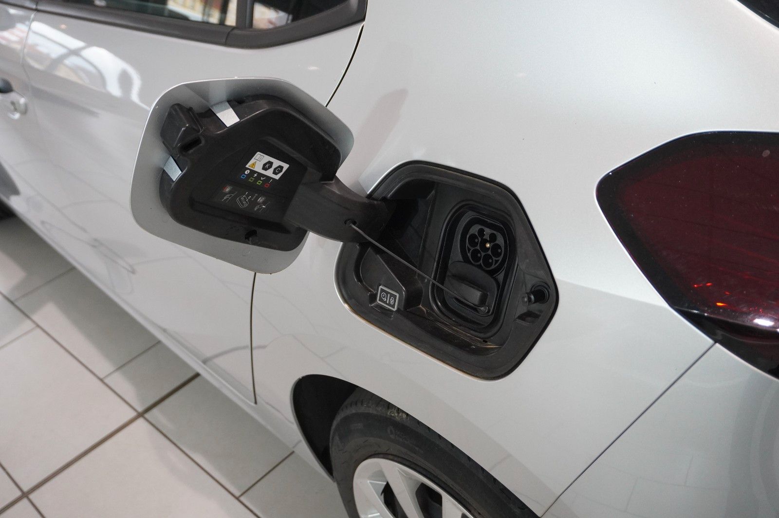 Fahrzeugabbildung Opel Corsa-e F EDITION 7KW NAVI/VIRT/TEMP/DAB/WÄRMEP.