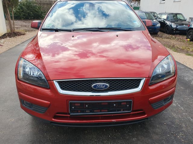 Ford Focus 2,0 Titanium*KLIMAAUTOM.*PDC*TÜV NEU