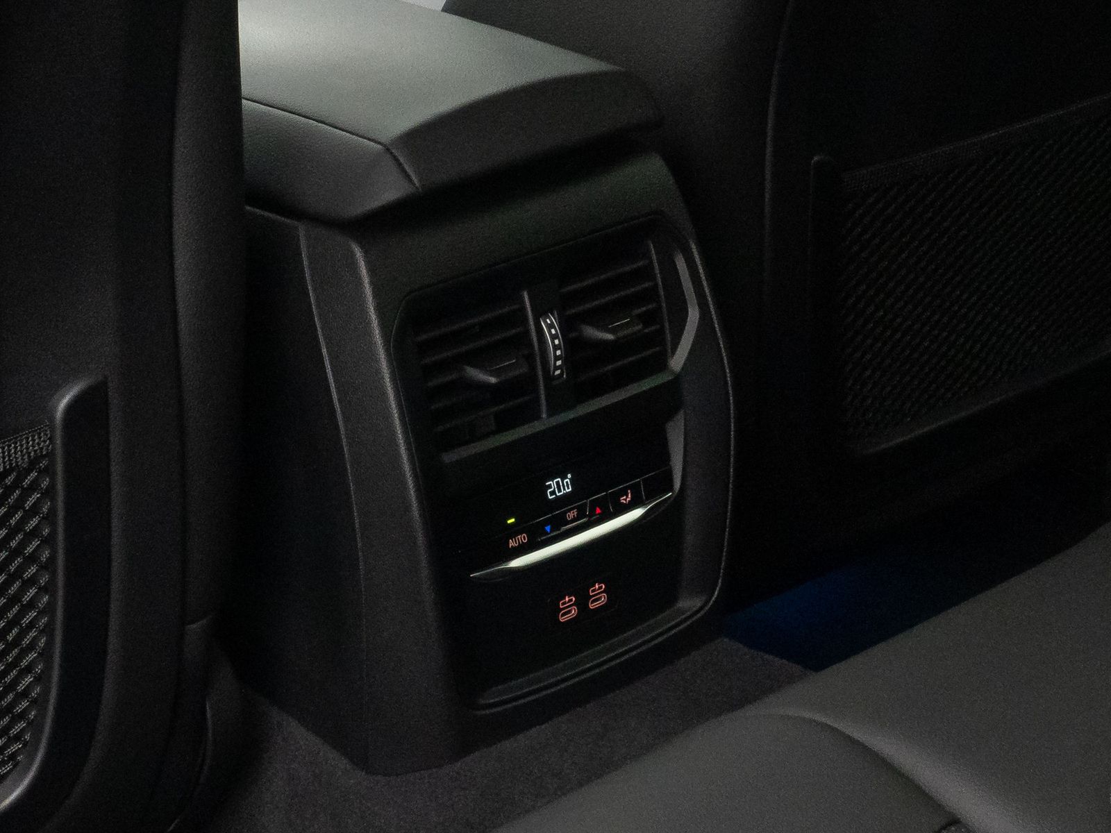 Fahrzeugabbildung BMW 330e 360&deg;HUD DAB HiFi Lnkrhzg ACC Komfort Sport