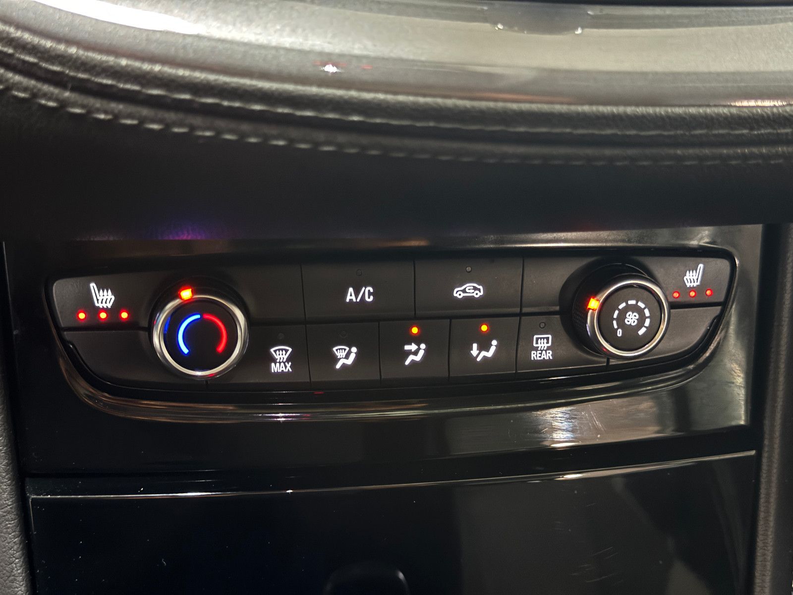 Fahrzeugabbildung Opel Grandland (X) SPORTPAKET & DESIGN LINE AHK LED+