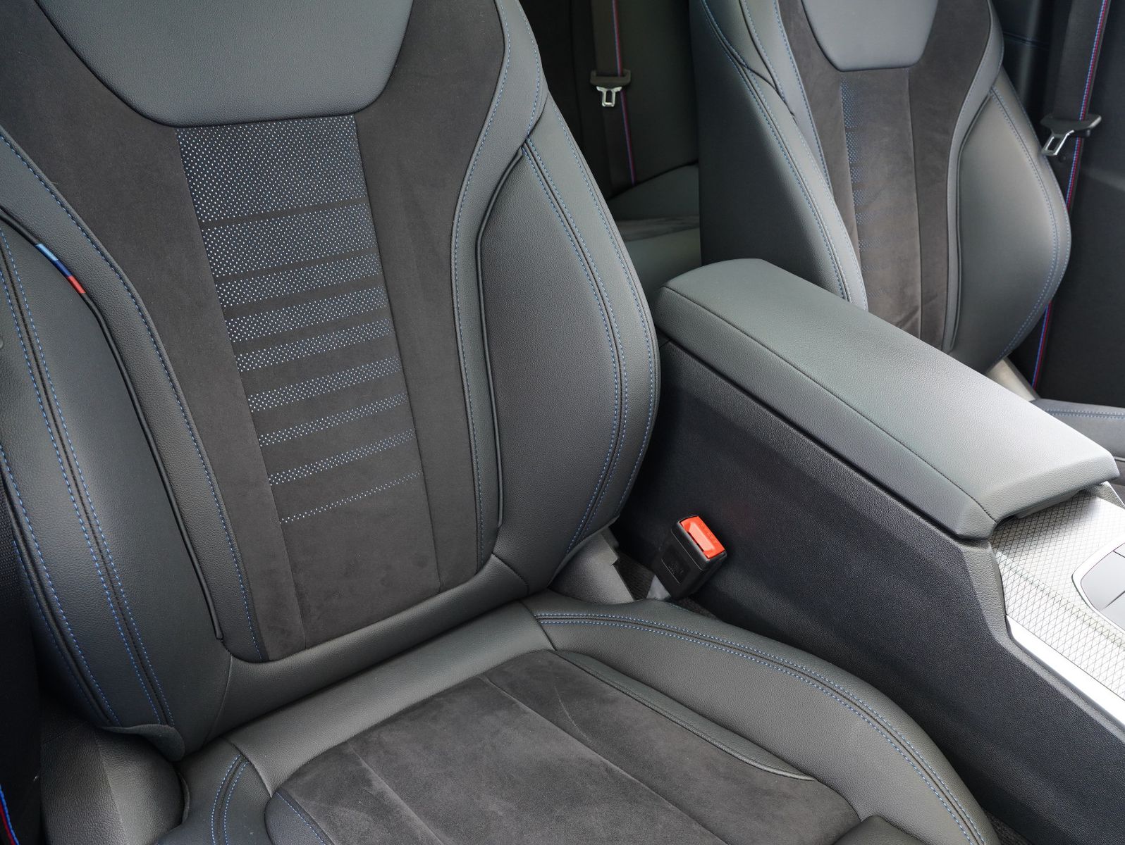 Fahrzeugabbildung BMW 320 i Touring M Sport SHADOW/WIDE/HEADUP/PANO