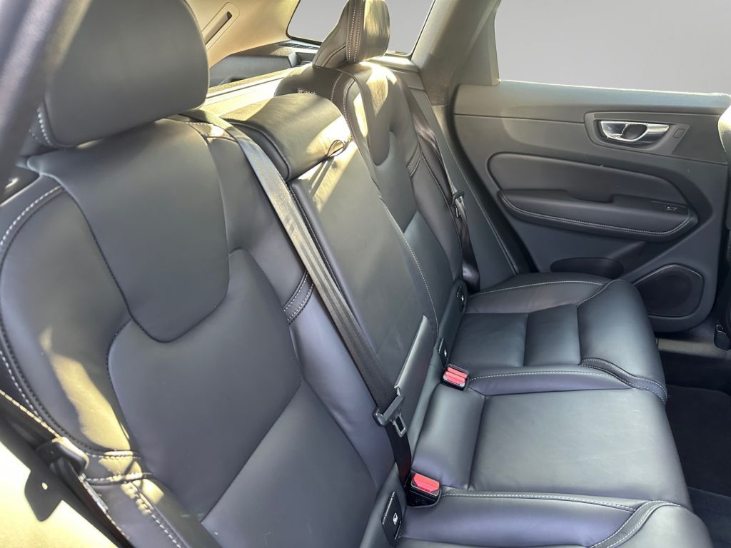 VOLVO XC60 B4 D Plus Bright,Fahreras.,Nappa,AHK,STHZ. VOLVO XC60 B4 D Plus Bright,Fahreras.,Nappa,AHK,STHZ.