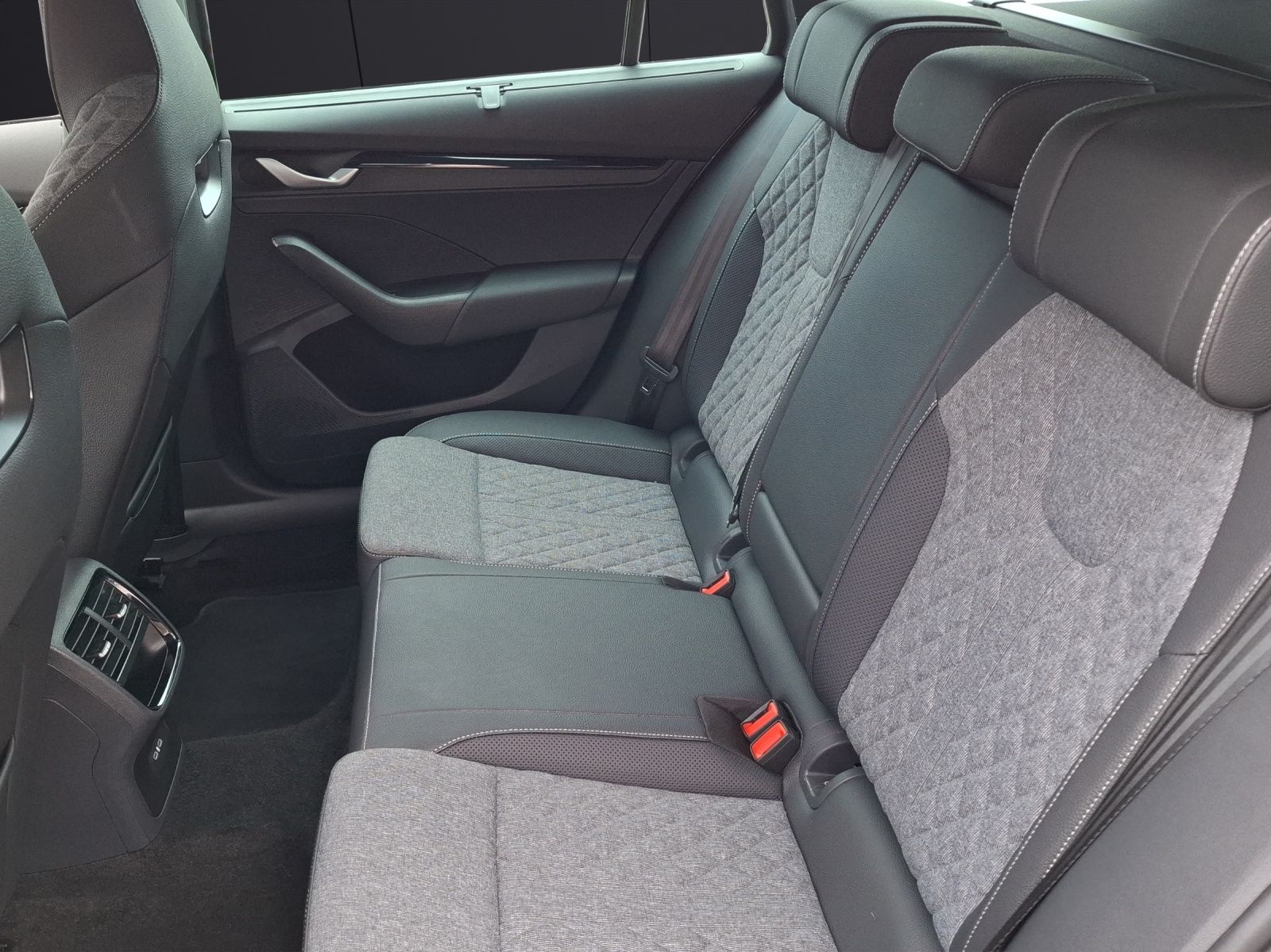 Fahrzeugabbildung SKODA Octavia Combi TDI Sportline DSG Matrix Navi AID