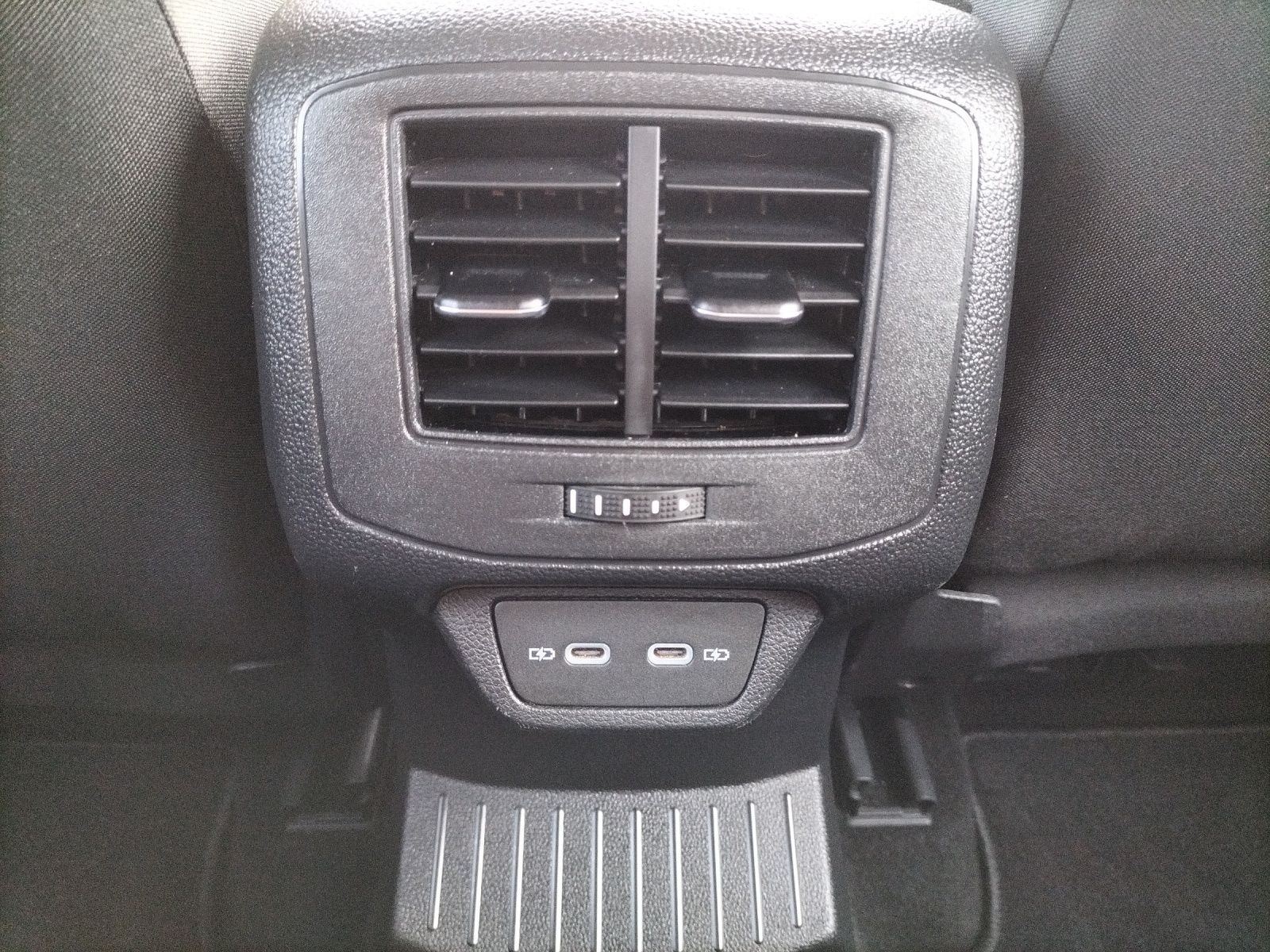 Fahrzeugabbildung Volkswagen T-Roc TSI AHK SHZ Klima WeConnect DAB+