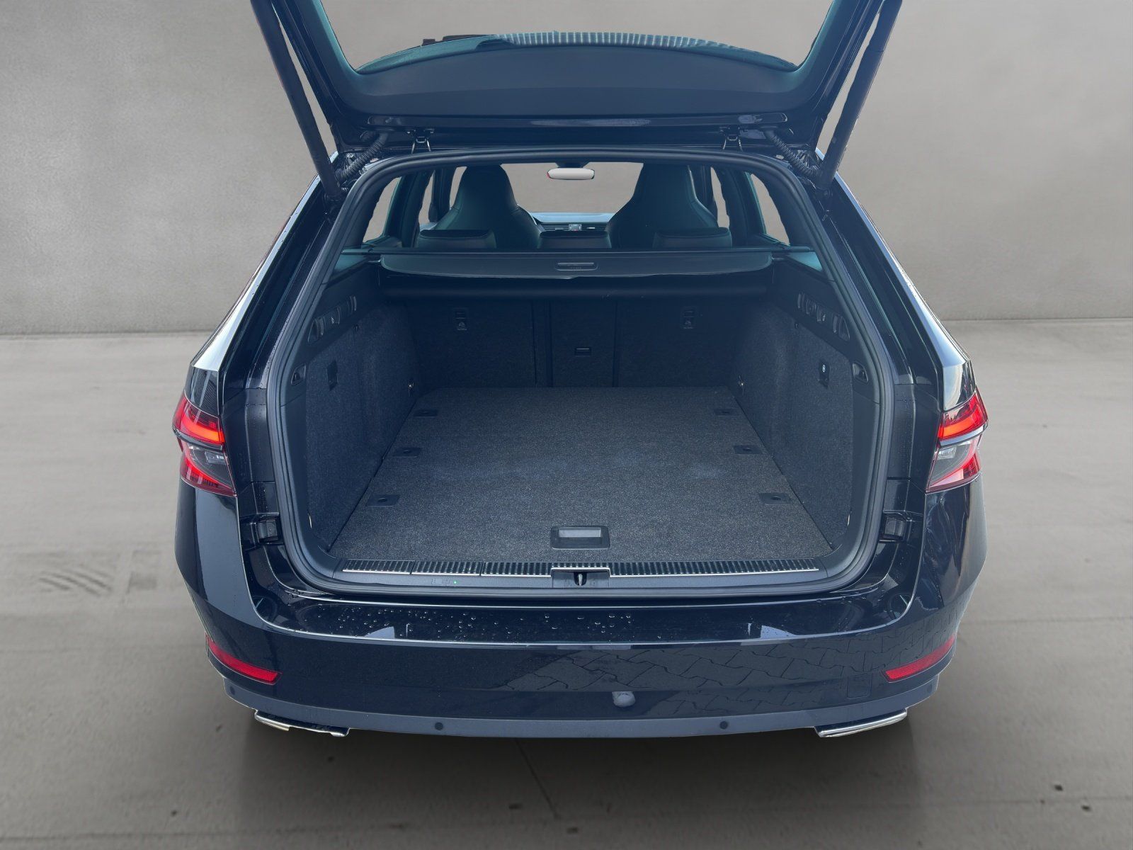Fahrzeugabbildung SKODA Superb Combi 2.0 TSI Sportline 4x4/AHK/360°CAM/