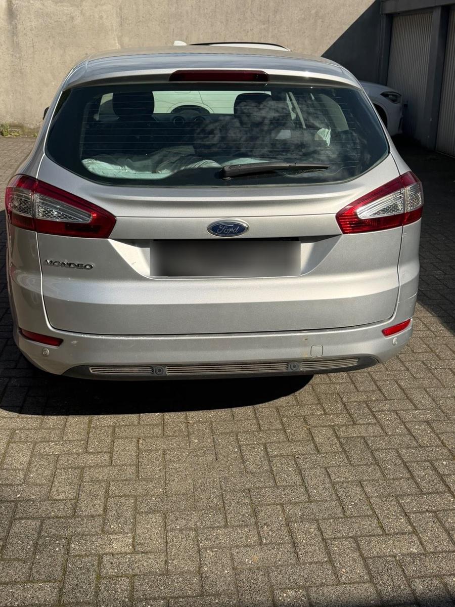 Ford Mondeo 2011 — interior