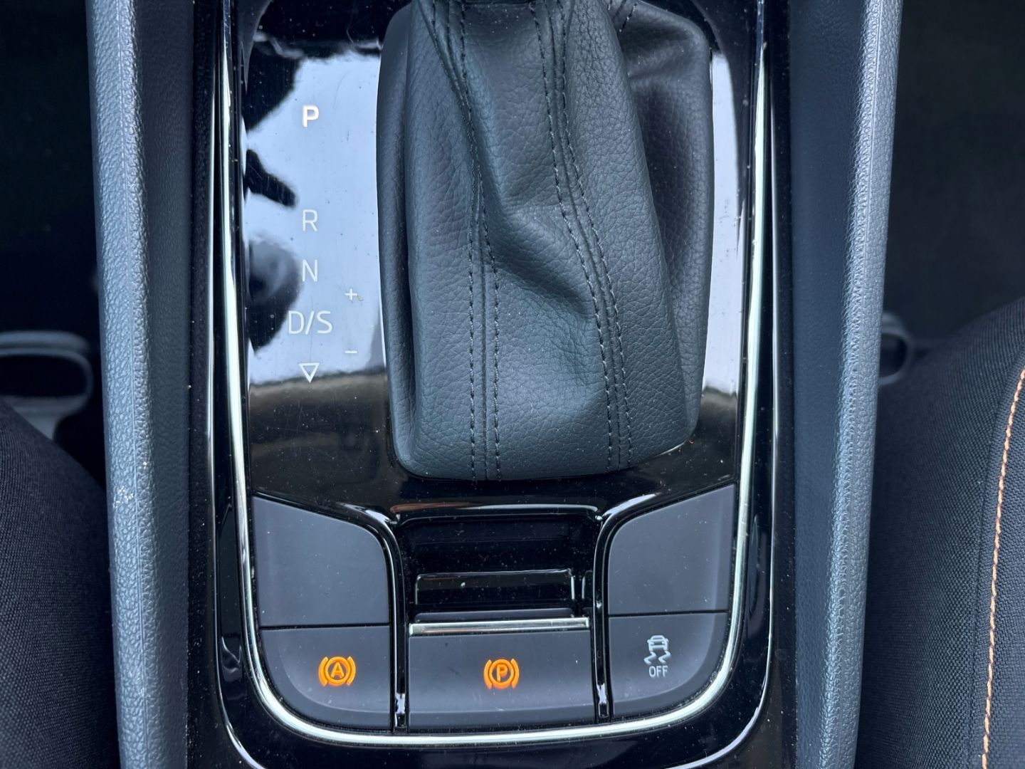 Fahrzeugabbildung SKODA Karoq Clever AHK BeheizbareWSS KLIMA ElekHeckkla