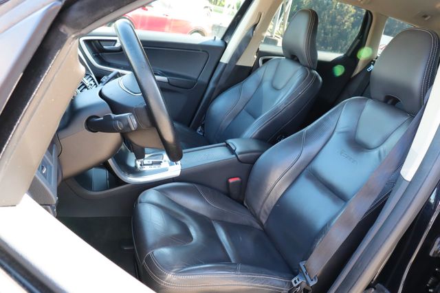 Fahrzeugabbildung Volvo XC60 R-Design D5 AWD Automatik Navi AHK 2. Hand
