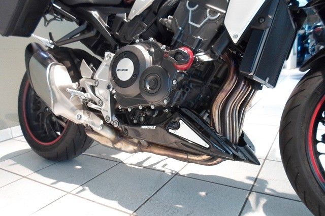 Fahrzeugabbildung Honda CB1000R mit Seitenkoffer