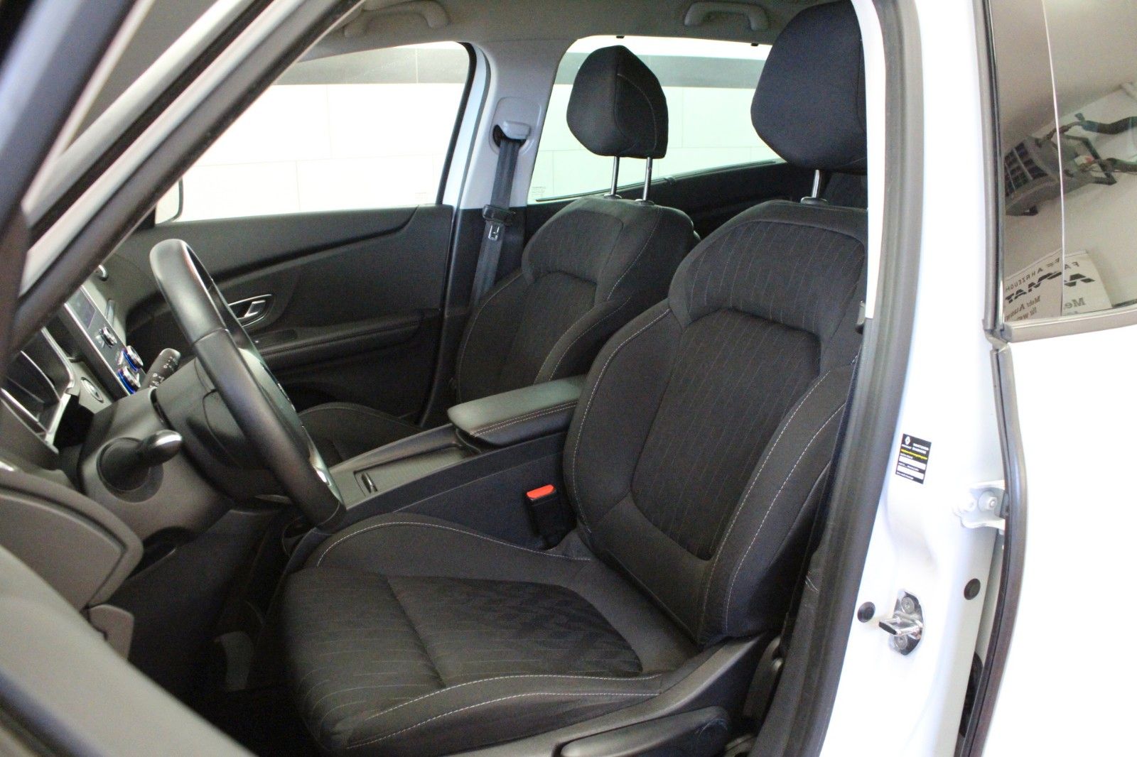 Fahrzeugabbildung Renault Grd Scenic Tce 140 Deluxe*R-Link*Sitzhzg*