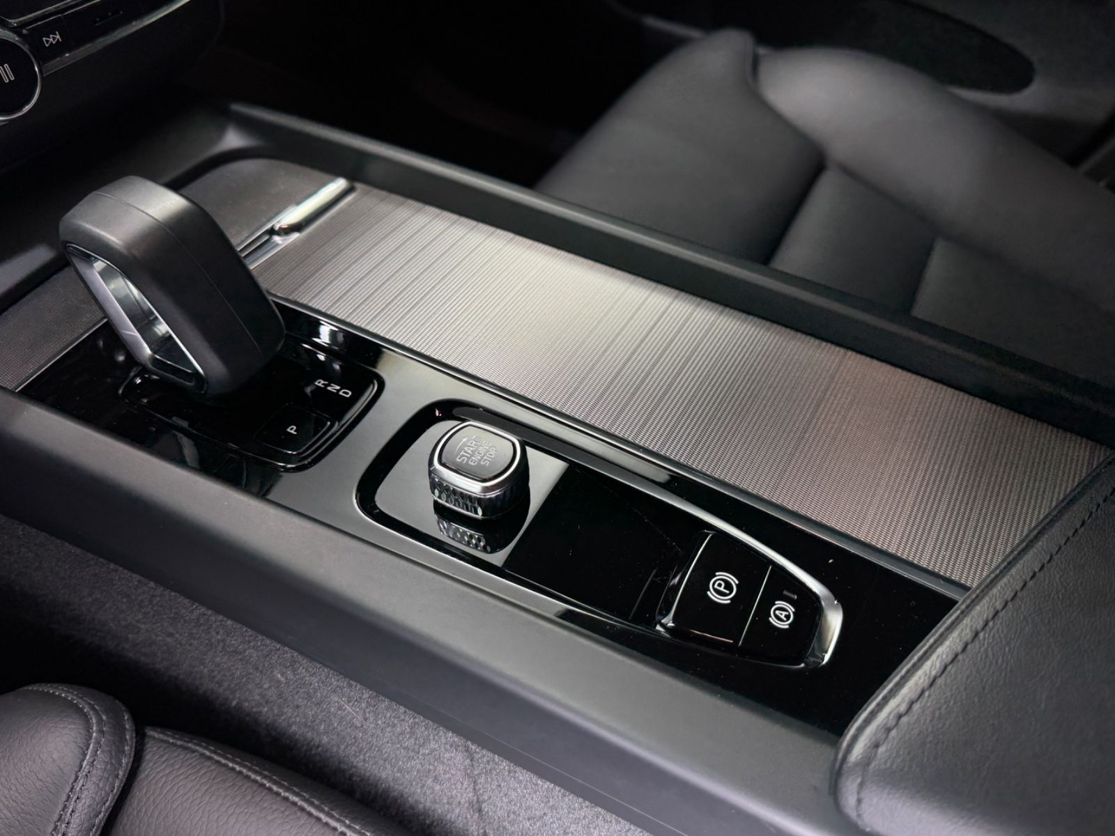 Fahrzeugabbildung Volvo XC 60 Plus Dark AWD |H/K|STDHZ|LED