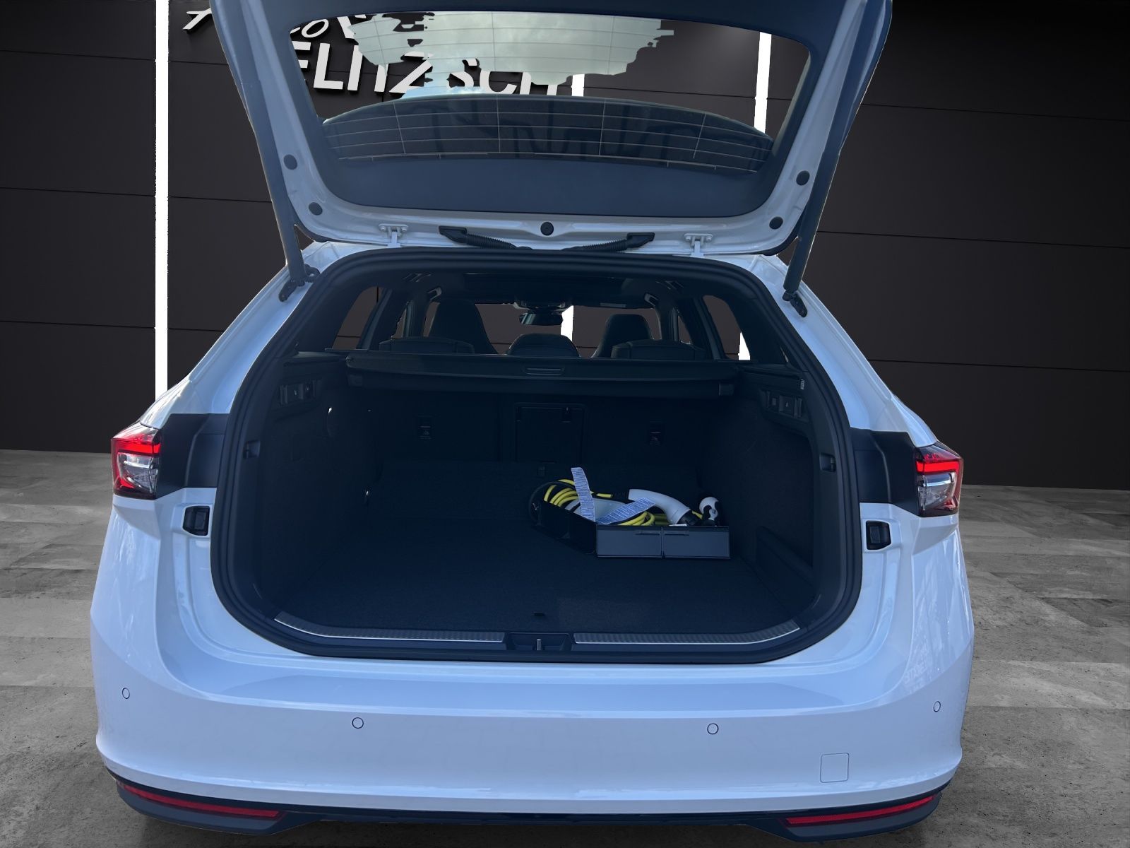 Fahrzeugabbildung SKODA Superb Combi 1.5 TSI iV Sportline DSG AHZV PANO