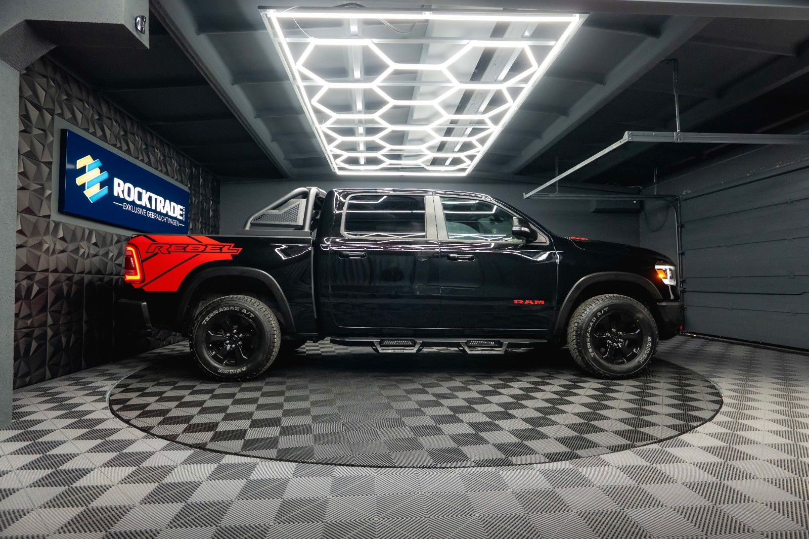 Fahrzeugabbildung Dodge RAM 5.7 V8 HEMI 4x4 REBEL AXLE LOCK Airmatic LED