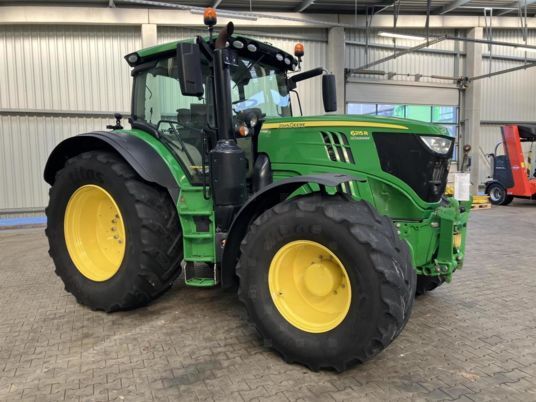 John Deere 6215R