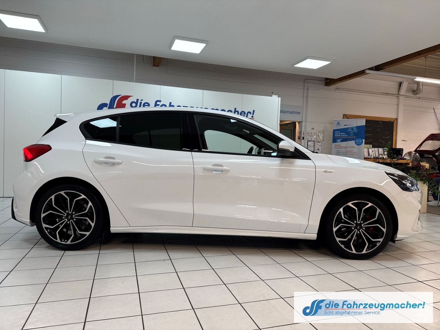 Fahrzeugabbildung Ford Focus ST-Line X AD Navi Digitales Cockpit LED Bl