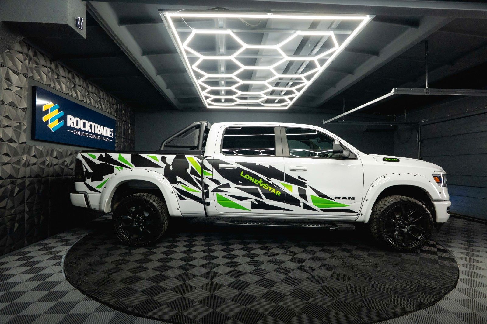 Fahrzeugabbildung Dodge RAM 5.7 V8 HEMI 4x4 OFFROAD Night-Paket LONGBED