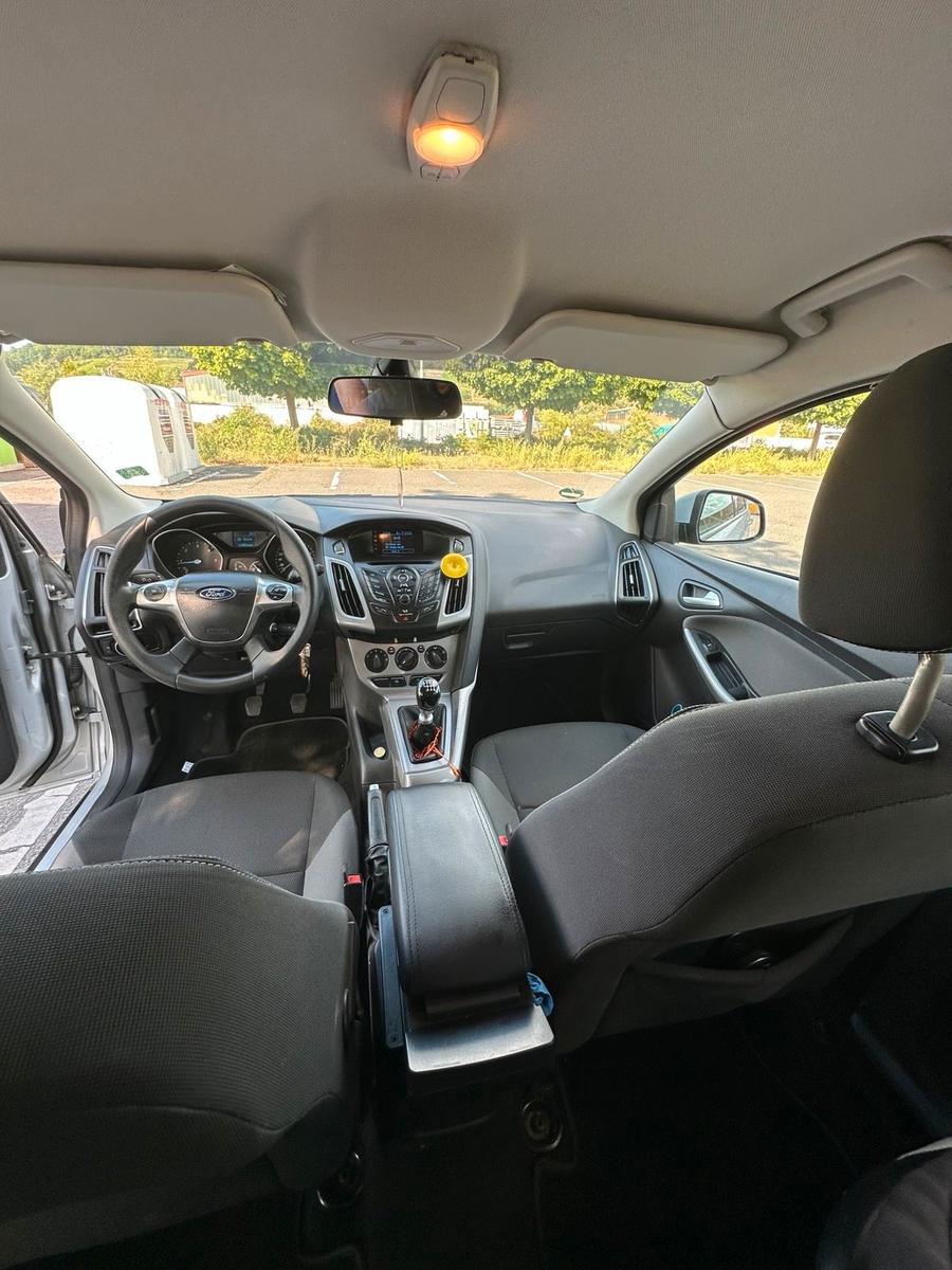Ford Focus 2012 — interior
