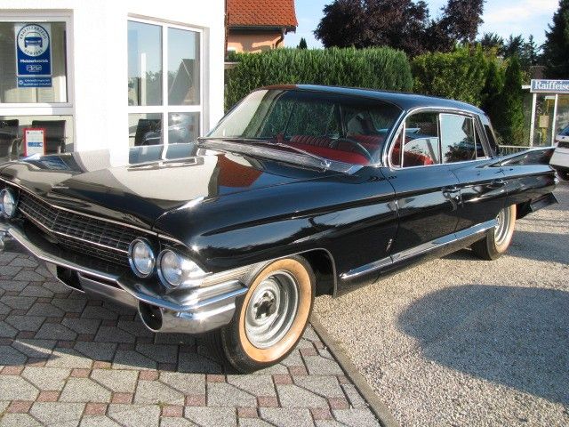 Cadillac Fleetwood Series  Sixty Special in schwarz rot