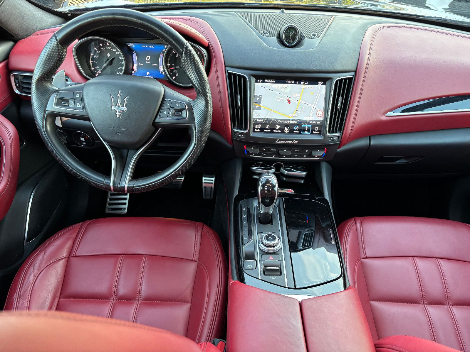 Fahrzeugabbildung Maserati Levante/EXCLUSIVE/RED/360'KAM/PANO/HARMAN-KARDON