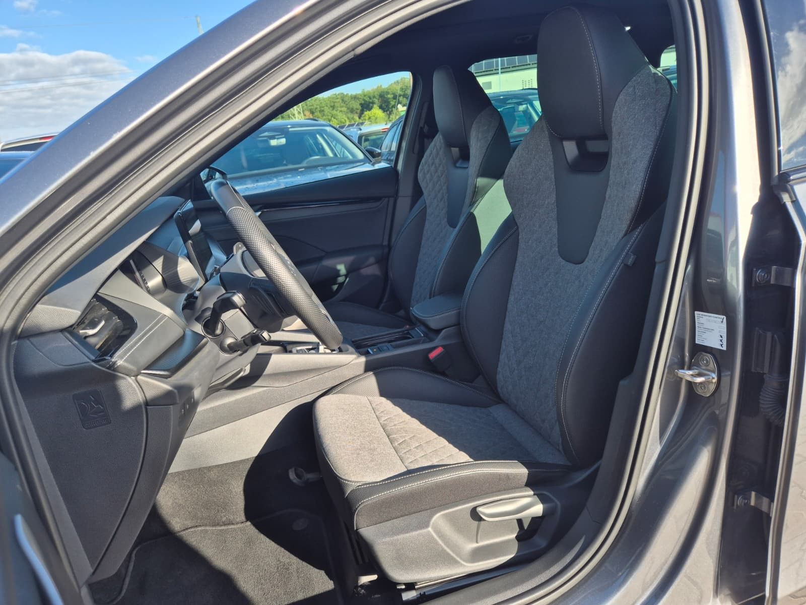 Fahrzeugabbildung SKODA Octavia 1.5 DSG Sportline PANO*MATRIX*AHK*5J.GAR