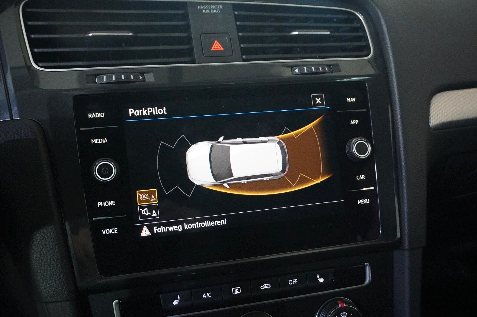 Fahrzeugabbildung Volkswagen Golf VII Lim. 1.0 TSI TRENDLINE NAVI/SHZ/PDC