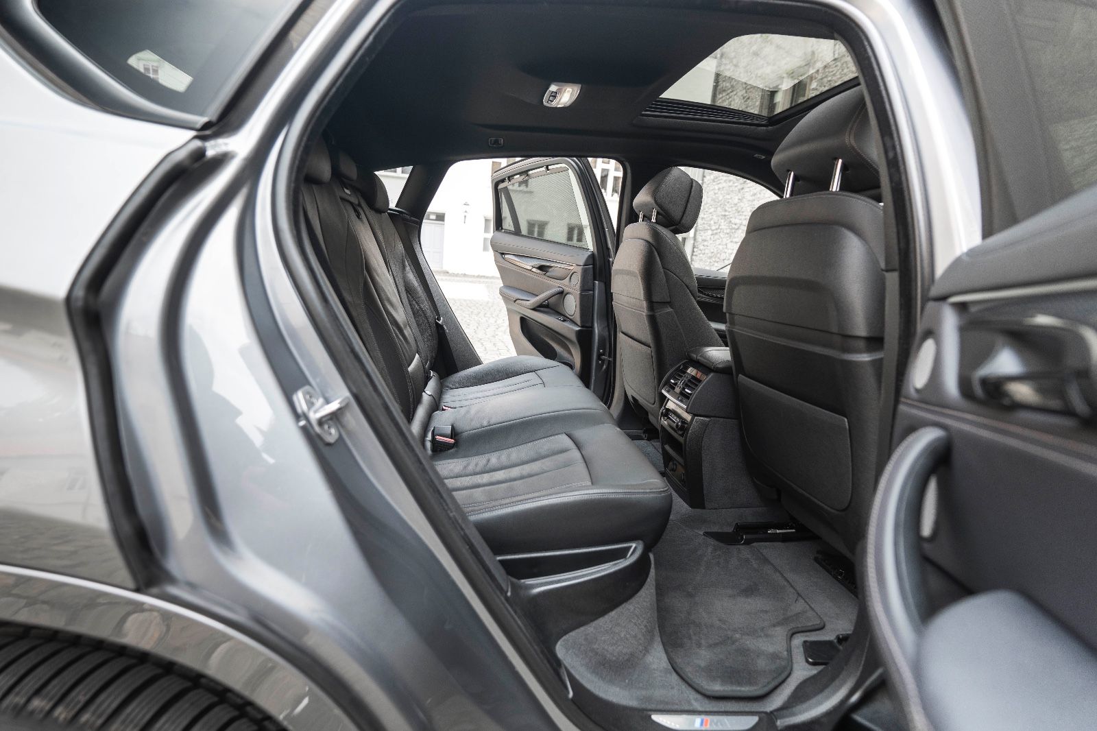 Fahrzeugabbildung BMW X6 xDrive50i M-SPORTPAKET ACC HUD LED 360° H&K