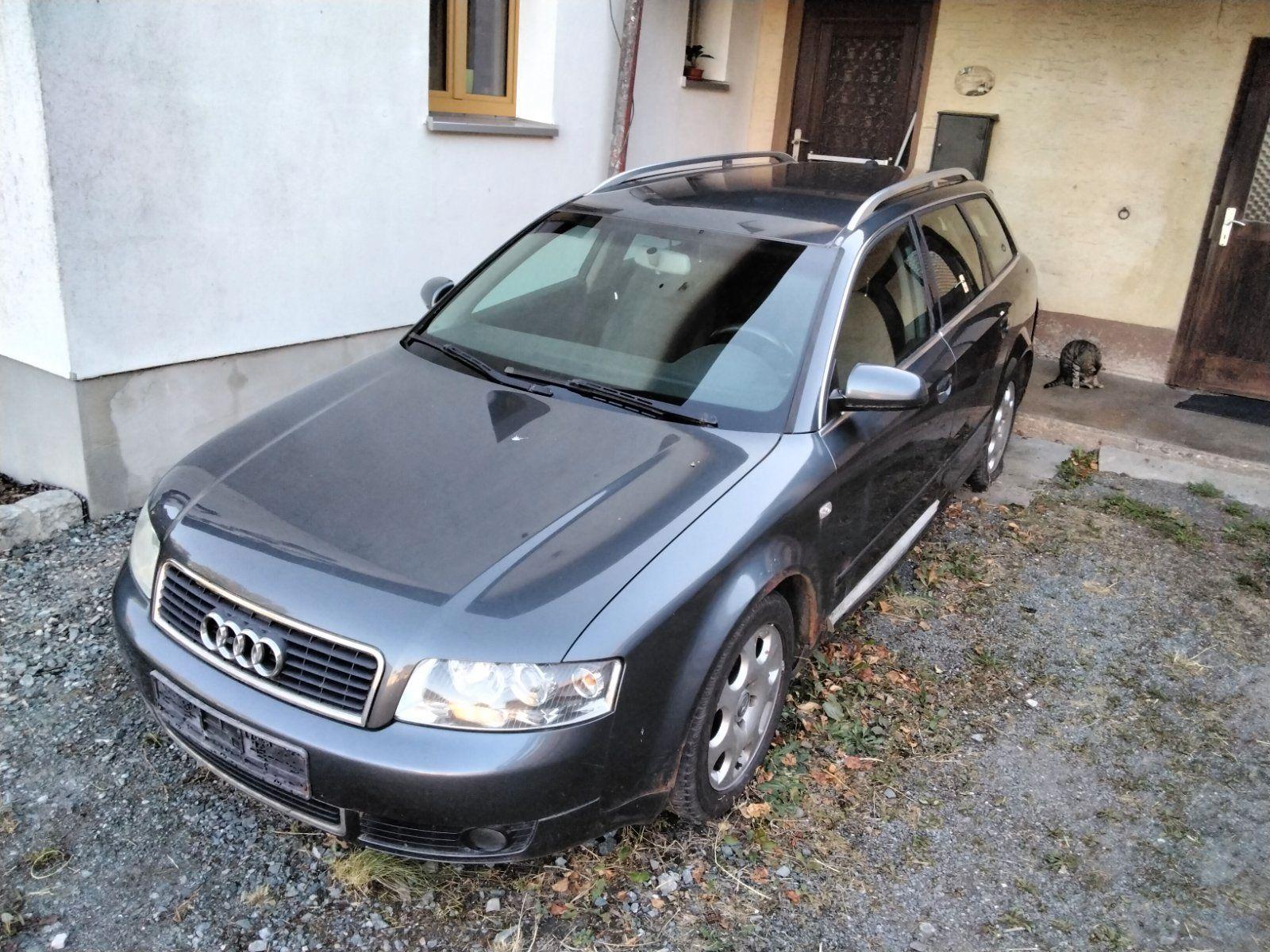 Audi A4 2004 — салон