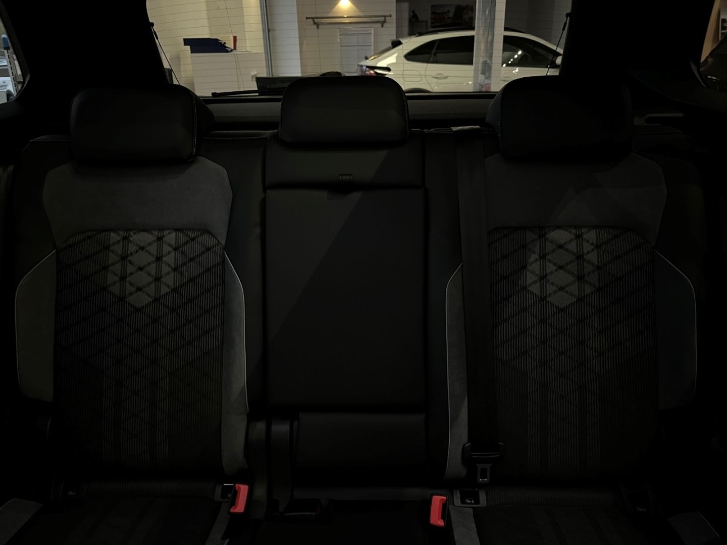 Tiguan R-Line 4M 2.0TSI DSG IQ*Keyl.*MTRX*Kamera