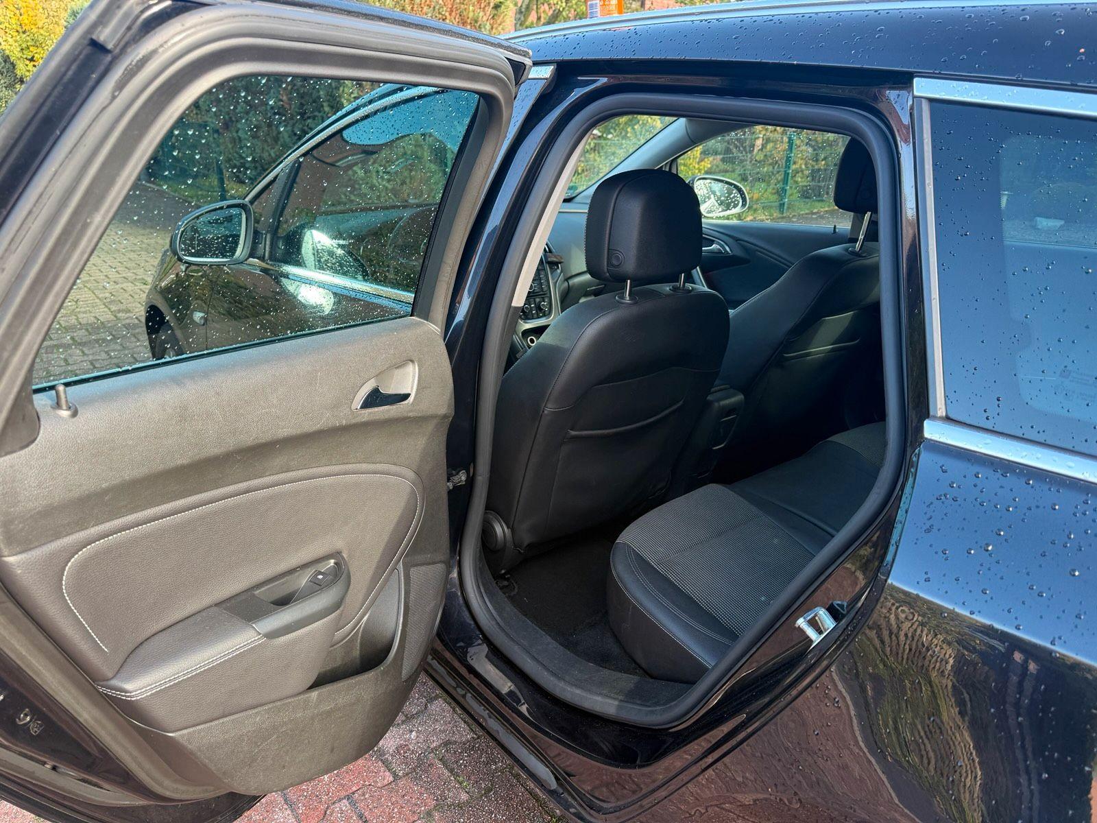 Opel Astra 2011 — photo 13